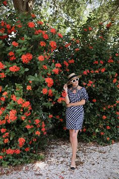 Atlantic-Pacific Blog // Blair Eadie wearing a gingham dress, straw hat, and Chanel flats // Click to see more summer gingham outfits on her site! Hat Chanel, Vichy Pattern, Ruffled Tops, 2017 Trends, Chanel Flats