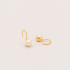 These elegant Teardrop Pearl Earrings showcase a stunning freshwater pearl affixed to a smooth 24K gold finish. Combining sophistication with shimmering sophistication, these earrings are sure to elevate any look. Materials: Finish: 24K gold platedCore: CopperGemstone: Freshwater PearlSize: L: 1.8 cm, Pearl: 0.8 cm Teardrop Pearl Earrings, Silver Pearl Jewelry, Solid Gold Jewelry, Ring Fit, Earring Sale, Fabric Jewelry, Precious Jewelry, Silver Pearls, Jewelry Bags