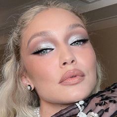 Gigi Hadid Makeup, Maquillage On Fleek, Silver Makeup, New Year's Makeup, New Years Eve Makeup, Prom Eye Makeup, Celebrity Makeup Looks, Formal Makeup, Makijaż Smokey Eye