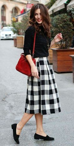 Casual Chique Stijl, Black Skirt Outfits, Woman In Black, Checkered Skirt, Preppy Fall, Red Purse, Suede Moccasins, Trendy Skirts, Red Bag