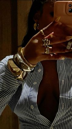 Femininity Aesthetic, Dope Jewelry Accessories, Hilarious Photos, Outfit Chic, Luxe Jewelry, Black Femininity, Mia 3, Classy Jewelry, Stacked Jewelry