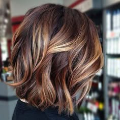 Tortoiseshell Balayage Lob Hair Color Ideas For Brunettes Short, Rambut Brunette, Brunette Balayage, Hair Color For Women, Balayage Brunette, Penteado Cabelo Curto, Brown Blonde Hair, Summer Hair Color