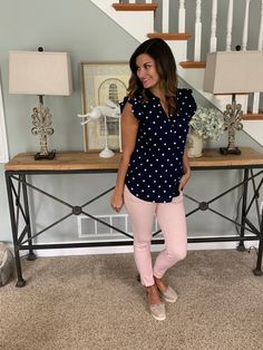 Pink Pants Spring Outfits, Pink Cropped Pants Outfit, Pink Flats Outfit Work, Rose Pants Outfit, Pink Pants Outfit Spring, Spring Outfit For Work, Pink Pants Outfit Work, Pixie Pants Outfit, Semi Formal Mujer