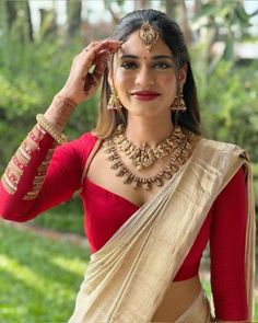 White Saree Red Blouse, Sreeleela Saree, Simple Makeup Looks Indian, Makeup Looks Indian, Saree Blouse Styles, Simple Saree Designs, Chikankari Kurti, Straight Kurti, Love Soft