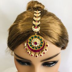 Sabyasachi Kundan Mang Tika/Ruby Emerald Mang Tikka/Pearl Emerald Maang Tika/Ruby Pearl Maang Tika/Kundan Maang Tikka/Kundan Big Mang Tikka/Bridal Jewelry Features: Length: 5 Inches 22 Carat Gold polish Jadau Ruby, Emerald Crystals, Kundan and Pearl work Suitable for any Indian Traditional Attire FREE SHIPPING All our jewelry pictures are taken in natural light with no filters and enhancements. To stay updated on latest designs Follow Us on: Website: www.aryafashions.com Facebook: www.facebook.c Festive Kundan Tikka For Rituals, Kundan Tikka With Latkans For Rituals, Traditional Kundan Necklace With Meenakari, Traditional Adjustable Kundan Necklace With Meenakari, Traditional Adjustable Kundan Necklace For Puja, Bollywood Style Tikka With Stone Work For Rituals, Traditional Chandbali Tikka Adjustable Fit, Traditional Meenakari Tikka With Adjustable Fit, Traditional Adjustable Meenakari Tikka