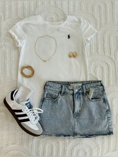 #summer #summeroutfits #summeroutfitideas #outfitinsposummer #outfit #outfitinspo #sambas #sambaoutfitas #adidas #spezials #denimskirt #goingoutoutfit #adidasshoestyled #sambasstyled #spezialsstyled #springoutfits #summeroutfitinspo #backtoschooloutfits #notmypicture Sambas White, Adidas Spezials, Looks Hippie, Adidas Samba Outfit, Looks Pinterest, Downtown Outfits, Casual Preppy Outfits, Trendy Outfits For Teens