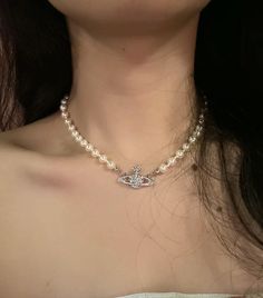 Pearl necklace decorated with Saturn-shaped diamonds, exquisite and elegant Vivi Westwood Necklace, Viviene Westwood Necklace, Necklaces Vivienne Westwood, Mini Bas Relief Choker, Vivienne Necklace