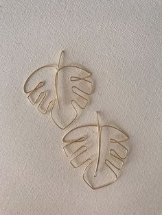 Minimalist Abstract Leaf Drop Earrings Made to order by hand. Handmade wire earrings may slightly vary. Gold, Silver, or Rose Gold (Copper) Nickel free colored brass. Tarnish resistant 2.5 inches in length 2 inches in width Please don't hesitate to message with any questions :) Minimalist Nickel-free Leaf-shaped Earrings, Minimalist Leaf-shaped Ear Wire Jewelry, Handmade Wire Earrings, Monstera Earrings, Wire Earrings Handmade, Nose Piercing Hoop, Silverware Art, Anime Earrings, Diy Jewelry Rings