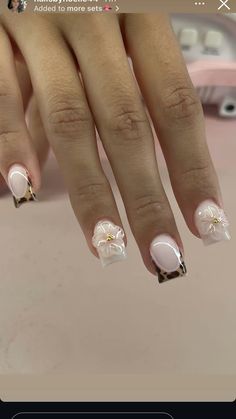 Simple Flower On Nail, Shorties Nails Winter, Small Square Nails Ideas, Fall Gel Manicure Short Nails, Cute Short Bday Nails, Cute Nails With Gold Flakes, Cute Nail Designs On Natural Nails, Short Square Cute Nails, Cute Short Square Acrylic Nails Designs Simple