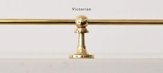 an image of a golden railing with the word victorian written below it in english and spanish