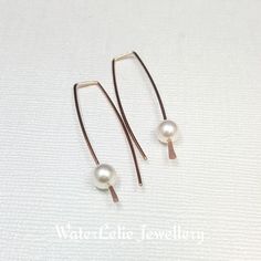 Pearl Earrings - Gold wire earrings - Minimalist earrings - Rose Gold earrings - Silver Modern earrings - WaterLelie Original Design -------------- These elegant earrings are made with 19 gauge 14k Gold filled wire and have a 4-5 mm freshwater or Swarovski pearl. Very minimalist, unassuming earrings. Look beautiful on every shape. I ship them in a gift box and include a pair of rubber stoppers An original design from the late 80s, I have been making this style earrings for over 30 years. For mor Pearl Earrings Gold, Gold Nose Rings, Earrings Rose Gold, Late 80s, Platinum Jewelry, Solid Gold Earrings, Gold Pearl Earrings, Argentium Silver, Earrings Minimalist