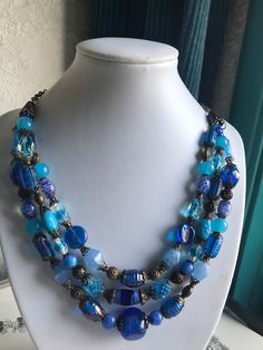 Ketting in drie versterkingen van blauwe vintage, maar nieuwe, van handgemaakte glazen kralen met bronzen kralencaps en kralen Aandacht: als gevolg van de nieuwe Duitse verpakkingswetten kunnen we niet naar Duitsland verzenden Bohemian Large Blue Beads, Vintage Blue Handmade Jewelry, Handmade Vintage Blue Jewelry, Vintage Handmade Blue Jewelry, Elegant Blue Large Beads, Bohemian Blue Czech Glass Necklaces, Elegant Large Blue Beads, Bohemian Blue Multi-strand Beads, Blue Multi-strand Jewelry With Czech Glass