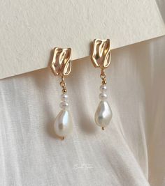 These earrings feature genuine freshwater baroque pearls delicately connected with small, varied shapes of Keshi pearls, creating an enchanting asymmetrical design and graceful lines.  P E A R L ∙ E A R R I N G S ✨Total Length : about 38mm ✨Color: natural untreated, metallic white with tint of pink overtone (The color of this sheen may vary） ✨Material: Ear studs are gold plated S925 sterling silver, suitable for sensitive skin.  It is nickel free, hypoallergenic, tarnish resistant O T H E R ∙ I N F O R M A T I O N ✨ Our pieces are made with care and attention to details. ✨Freshwater pearls are entirely natural, which means that each one has its own distinct size and shape. I'll take care to ensure that the pearls harmonize beautifully with each other. ✨ This earrings  typically takes 1-3 d Baroque Pearl Dangle Earrings, Minimalist Baroque Pearl Earrings For Formal Occasions, Baroque Pearl Drop Earrings For Jewelry Making, Minimalist Baroque Pearl Earrings For Gift, Dainty Baroque Pearl Drop Earrings, Minimalist Teardrop Baroque Pearl Earrings, Baroque Pearl Drop Dangle Earrings, Formal Dangle Baroque Pearl Earrings, Minimalist Baroque Pearl Earrings With Pearl Chain