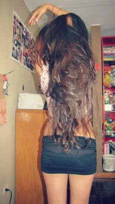 long messy hair Messy Brown Hair, Long Hair Problems, Long Messy Hair, Long Brown Skirt, Ariel Hair, Head Pain, How To Curl Short Hair, Brown Skirt, Girl And Boy