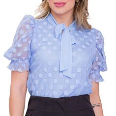 Linda blusa social toda em tule e forrada, simplesmente linda, com um caimento perfeito, confortável e elegante, o diferencial da peça é a gola de laço para deixar ainda mais linda. Serve para todas ocasiões principalmente para moda evangélica, eventos, trabalho, estilo social e secretária.    CARACTERÍSTICAS: - Manga curta estilo princesa bufante; - Modelagem não é pequeno; - Possui forro; - Tecido crepe; - Não pega bolinha; - Não desbota; - Não encolhe   PRODUTO HÁ PRONTA ENTREGA EVITE GASTOS Elegant Blue Organza Blouse, Cute Blue Puff Sleeve Blouse, Chic Blue Sheer Blouse, Blusas Trabalhada Plus Size, Magazine