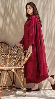 How To Style Red Kurti, 3 Piece Suits For Women Pakistani, Maroon Kurta Woman, Eid Dress Inspo Pakistani, Casual Eastern Wear, Maroon Suit Women Indian, Maroon Dress Indian, Maroon Pakistani Suit, Red Salwar Suit Simple