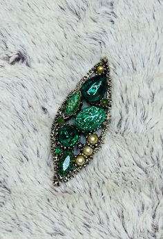 Vintage Schiaparelli or Florenza Faux Pearl Rhinestone Emerald Green Gemstone Murano Dragons Breath Cabochon Brooch Pin  This leaf shaped brooch pin has stunningly beautiful glass gemstones, some of which are called "dragons breath" which are the gorgeous glittery sparkly gems that are seen. The brooch is wrapped in bronze with a spiky unique texture. Closes with a barrel pin.  Very Good Vintage Condition. Only slight wear on the faux pearls; item is pre-owned and may have some signs of light us Green Embellished Jewelry For Gifts, Green Crystal Brooch Jewelry, Green Rhinestone Wedding Brooch, Green Rhinestone Wedding Brooches, Elegant Green Rhinestone Brooches, Witchy Hair, Vintage Schiaparelli, Dragons Breath, Green Gemstones