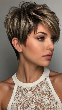 👩 Dreaming of a new you? Add stunning dimension to your hair with this Choppy Pixie Layers Short Layered Haircuts. Master the art of creating face-framing highlights. Perfect for those wanting to grow out shorter styles. Easy to maintain and style at home. Click for a step-by-step guide! #ChoppyPixieLayersShortLayeredHaircuts