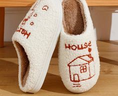 HARRYS HOUSE SLIPPERS - Juniper Harry Styles House, Cowgirl Look, Harry's House, White Slippers, Comfy Slippers, Slippers Cozy, House Shoes, Jack Black, Back To School Outfits