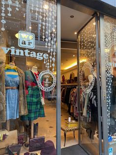 Vintage Store Window Displays, Vintage Store Displays, Boutique Inspiration, Store Window Displays, Vintage Clothing Boutique, Craft Booth Displays