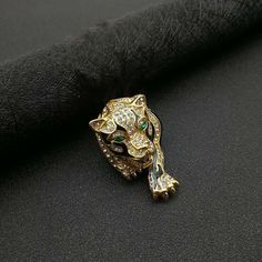 Broche tendance pour homme 


 
Les broches contribuent à ajouter un sentiment de royauté aux gentlemen. Épingler une broche sur un costume est une merveilleuse idée pour les mariages, les cérémonies et les réunions officielles. Boutique Des pièces d'inspiration vintage, modernes et de qualité chez Hugetomato ajoutent instantanément de la personnalité à votre look. Les broches et les broches de col chez Hugetomato sont en métal, en argent ou en or, ou en d'autres pierres.

 De quel côté un homme doit-il porter une broche ?
 Traditionnellement, une broche ne doit être portée que sur le sein gauche, pour le spectateur, ce serait une broche droite.
 ♥ MATÉRIAU ÉCOLOGIQUE : La broche est fabriquée en alliage de haute qualité, sans plomb, sans cadmium et sans nickel ; aucune réaction allergi Broch Design For Men Gold, Broach For Men, Mens Brooch, Brooch For Men, Brooch Design, Rhinestone Outfit, Leopard Style, Men's Brooch, Lapel Pins Mens