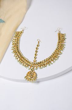 Classic and Elegant Kundan Mangtikka with high grade shell pearls.look stylish and flaunt your signature style by wearing mangtikka. It will elevate your style quotient in no time. Made from superior quality 24k gold plated copper and silver alloy. Top size - 6 cm Hair chain - Freesize. STYLE TIP - This one is for effortless styling with your traditional wear. Team this with anything traditional for easy peasy classic dressing. This Mang tikka is a perfect accessory to dress any look up - Simple Sheesh Patti, Bridal Matha Patti, Sheesh Phool, Bridal Jewelry Pakistani, Jewellery Traditional, Mang Tikka, Indian Bridal Jewelry, Matha Patti, Jewellery Bridal