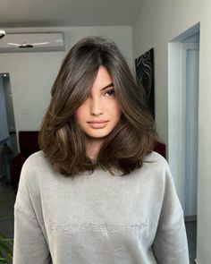 Hairstyles For Medium Length Hair Oval Face, Oval Face Haircuts For Women, Short Hairstyle Oval Face, Short Haircut Oval Face, Women Haircut Styles, Oval Haircut, Midi Haircut, Haircuts For Medium Length Hair, Chic Short Hair