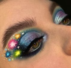 Fourth Of July Eye Makeup, Firework Makeup Look, Firework Eyeliner, 4 Of July Makeup Ideas, New Years Makeup Ideas Creative, Fourth Of July Makeup Looks, Fourth Of July Makeup Ideas, New Year Eye Makeup