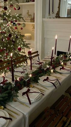 #homedecor, #interiordesign, #homedesign, #decor inspiration Burgundy Dinner Table Decor, Christmas Elegant Table Settings, Christmas Dinner Table Settings With Food, Christmas Tree With Burgundy Bows, Christmas Plates Setting Holiday Tables, Friendsmas Table Decorations, Burgundy Xmas Decor, Christmas Dinner Setting Ideas, Bow Christmas Table Decor