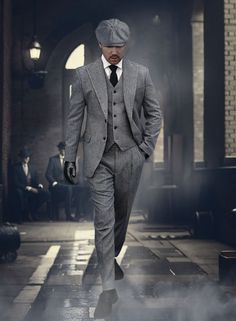 Thomas Shelby Peaky Blinders Vintage Gray Tweed Suit is a statement piece that vaunts itself with a herringbone tweed weave which has an old-school finish. Styled for a perfect gentleman, this eye-catching suit gives an on-trend yet luxurious tailored fit look. Whether you're attending high-profile business meetings, exclusive evening galas, or making a statement at a wedding, this carefully chosen fabric drapes with impeccable fluidity, offering both striking visual appeal and exceptional comfo Gray Tweed Suit, Gangster Suit, Thomas Shelby Peaky Blinders, Mens Tweed Suit, Grey Tweed Suit, Vintage Outfits Men, Perfect Gentleman, Peaky Blinders Suit, Herringbone Suit