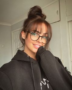 Bangs Haircut Ideas, Brown Hair Bangs, Brunette Bangs, Bangs And Glasses, Bangs Haircut, Rambut Brunette, Hairstyles With Glasses, Dye Ideas