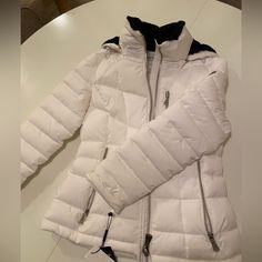 Size Petite Xs White Faux Fur Black Collar And Inside Hood Zip Up Detachable Hood Breast Zipper For Extra Storage “Ck” Logo On Sleeve Calvin Klein Puffer Jacket Women, White Puffer Coat, Calvin Klein Jacket, Ck Logo, White Puffer, Cropped Puffer Jacket, Calvin Klein Red, Black Puffer Jacket, Down Puffer Coat