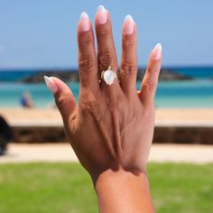 Zeigen Sie diese leuchtende Mutter des Perlenrings in all ihrer natürlichen Schönheit mit einem liebevollen Honu (Sea Turtle) Design. Dieser in Gold gefertigte Ring verfügt über eine köstlich geschnitzte Perlmutter, die Sie atemlos macht.

Honu (Turtle) Design
Ring
14k Gelbgold
Weiße Mutter von Perle, Farben können variieren
Misst ungefähr 14 x 10 mm

Zusätzliche Größen verfügbar auf Anfrage. Kontaktieren Sie uns für Unterstützung.
Lokal in Hawaii gemacht

Für immer garantieren (Lebenslange Gara Luxury White Moonstone Promise Ring, Oval Mother Of Pearl Ring Perfect For Gift, White Mother Of Pearl Wedding Ring, Luxury Mother Of Pearl Wedding Ring, Luxury Mother Of Pearl Rings For Wedding, Classic White Mother Of Pearl Rings, Tahiti Pearl Ring, White Polished Mother Of Pearl Rings, Ocean-inspired Shell-shaped Mother Of Pearl Jewelry