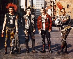 Punk culture has been around for nearly 50 years now, and is known for being crazy, loud and unconventional in every way.  For the guys, male punk hairstyles have been at the center of everything. The classic punk style included the Mohawk, spikes and experiments with color. Punk hairstyles are not limited to this thou British Punk Fashion, Punks 70s, Costumes Faciles, Punk Subculture, British Punk, 70s Punk, Dark Punk, Classic Punk