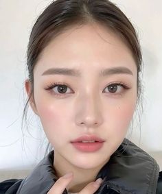 Asian Light Makeup, Pretty Light Makeup, Soft Features Women, Makeup Looks Natural Asian, Natural Makeup For Asian Women, Ulzzang Makeup Natural, Light Korean Makeup, First Love Makeup Style