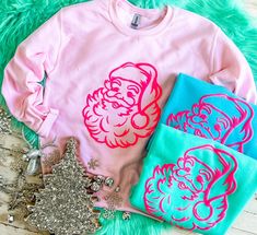 Christmas Sweatshirt Ideas, Puff Vinyl, Sweatshirt Ideas, Santa Sweatshirt, Retro Santa, Cameo Projects, Gildan Sweatshirts, Pink Design, Unisex Tshirt