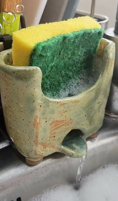 sponge holder diy projects arts and crafts ceramics pottery functional art Tanah Liat, Pottery Handbuilding, Clay Diy Projects, Cerámica Ideas, Handmade Mug, Functional Pottery