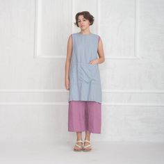 "SIZING AND FIT The linen apron is of a regular fit - we recommend choosing the size you usually wear. Before placing on order check our size chart below. Model in picture is 168cm / 5'6\" and is wearing size S. SIZE XS Bust: around 33.5\" / 85cm Waist: around 26\" / 66cm Hips: around 36\" / 91 cm SIZE S Bust: around 35.5\" / 90 cm Waist: around 28\"/ 71 cm Hips: around 38\"/ 97 cm SIZE M Bust: around 37.5\" / 95 cm Waist: around 30\"/ 76 cm Hips: around 40\"/ 102 cm SIZE L Bust: around 40\"/ 10 Sleeveless Cotton Apron With Pockets, Linen Workwear Dress With Side Pockets, Workwear Linen Dress With Side Pockets, Sleeveless Linen Pinafore Dress With Pockets, Aprons With Pockets, Linen Apron Dress, Summer Linen Pants, Japanese Apron, Linen Shorts Women