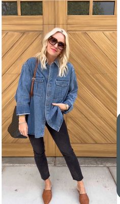 Casual Fall Work Outfits Women, Casual Outfits Mom, Mom Jeans Outfits, Friday Teacher Outfit, Teacher Work Outfits, Casual Teacher Outfits Fall, Button Up Shirt Outfit Women, Oversized Denim Shirt Outfit, Working Mom Outfits