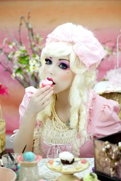 Marie Antoinette Doll Makeup. Also makes me think of Alice in Wonderland :D I think it's the cakes! Doll Makeup Halloween Pretty, Doll Cosplay, Halloween Doll Costume Makeup, Pink Victorian Marie Antoinette Costume Dress, Zombie Marie Antoinette, Porceline Doll Costume, Porcelain Doll Makeup