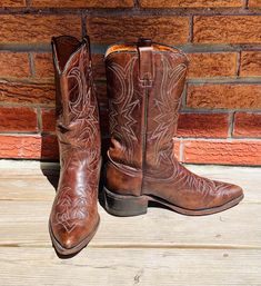 These vintage men's Texas made in USA authentic leather western cowboy boots are slightly used in good condition. These leather material boots are a brown colour with a brown stitching design. Pointed toe design, stitched soles with heels intact so you may enjoy these boots for a long time. Measurements: Label Reads: 8 1/2 EE M Shaft Height: 11 1/2" Inches Calf Width: 7" Inches Heel Height: 2"  inches Length of Foot: 10 1/6" inches - Heel to ball of foot We do our best to take live, clear and as Western Moto Boots For Western-themed Events, Vintage Moto Boots With Goodyear Welt And Snip Toe, Country Style Moc Toe Boots For Western-themed Events, Vintage Snip Toe Moto Boots For Ranch, Vintage Snip Toe Boots For Ranch, Vintage Snip Toe Ranch Boots, Vintage Round Toe Boots For Ranch, Vintage Brown Moto Boots For Ranch, Vintage Snip Toe Boots For Western-themed Events