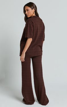 Get cozy and cute with the Tommy Two Piece Set in Chocolate! This brown co-ord pants set is perfect for a casual weekend activity or a stylish day out. The top features a collar and short sleeves, while the pants are full length for ultimate comfort. Made from a soft knit cotton fabric, this two piece set will keep you feeling fashionable all day long. Pair with your favorite sneakers or sandals for an effortlessly trendy look that's perfect for any season. Product Details: Full Length Co-ord Pa Basic Black Dress, Neon Outfits, Spring Maxi Dress, Bachelorette Dress, Navy Bridesmaid Dresses, Spring Capsule Wardrobe, Long Sleeve Knit Dress, Casual Weekend, Jean Accessories