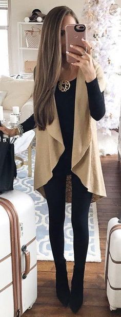 This is such a cute outfit with black leggings! Winteroutfits Chic, Outfits Mit Leggings, Women 30s, Mode Tips, Black Leggings Outfit, Legging Outfits, Blue Merle, Cute Fall Outfits, Outfits Women