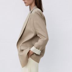 Open Blazer Made Of A Linen Blend Fabric. Lapel Collar With Long Sleeves And Padded Shoulders. Front Flap Pockets. Elegant Lapel Collar Blazer For Layering, Elegant Blazer With Lapel Collar For Layering, Spring Blazer With Lapel Collar For Layering, Classic Neutral Outerwear For Spring, Classic Spring Outerwear For Layering, Classic Spring Layering Outerwear, Elegant Cream Outerwear For Layering, Neutral Outerwear For Spring Layering, Spring Layering Neutral Outerwear