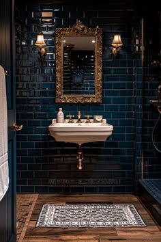 moody bathroom, dark bathroom, blue bathroom, vintage bathrooms Drømme Bad, Moody Bathroom, Vintage Bathroom Decor, Moody Vintage, Casa Vintage, Vintage Bathroom