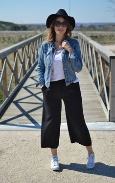 Coulette Pants Outfit, Black Culottes Outfit Casual, Black Culottes Outfit, Coulottes Outfit, Culotte Outfit, Curvy Casual Outfits, Outfits Gorditas