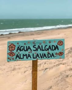 a sign on the beach that says agua salgada alma lavada