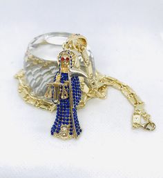 "Un dije mediano Santa Muerte 5.8cm diamantado con cristales azul cobalto alrededor del cuerpo en oro laminado y cadena medida a seleccionar 22\", 24\", o 26\" pulgadas; anchor de la cadena 5mm" Black Necklace, Fashion Jewelry Necklaces, Necklace Gold, Fashion Watches, Pendant Necklaces, Cobalt, Jewelry Necklace Pendant, Necklace Lengths, Jewelry Watches