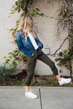 29 Stylish Mom Outfits to Get You Through 2023 - Lux & Concord Green Joggers, Joggers Outfit, Fall Wear, Moss Green, Look Chic, Outfits Casuales