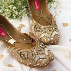 Indian Wedding Shoes, Indian Shoes, Punjabi Outfits, Punjabi Jutti, All That Glitters Is Gold, Fashion Shoes Sandals, Embroidery Shoes, Girly Shoes